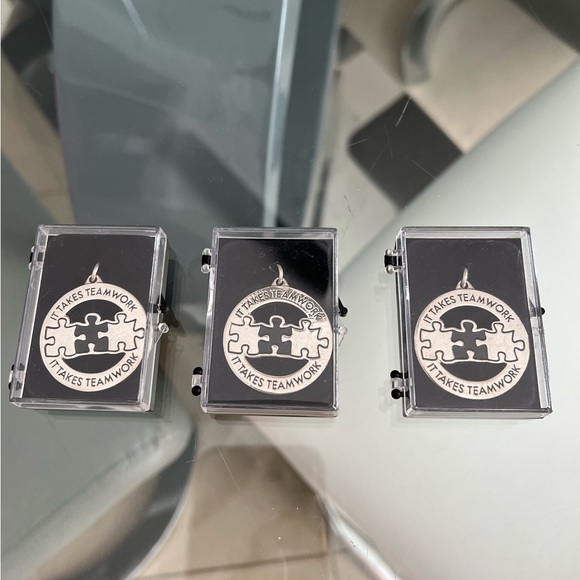 🔴 (New) Bundle of 3 Nickel-Finish Key Chain - It Takes Teamwork - Picture 4 of 7